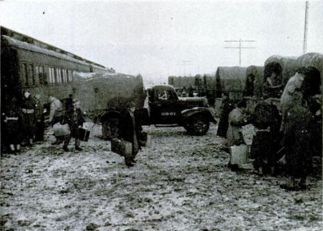 Disloyal Japanese arrive at Tule Lake